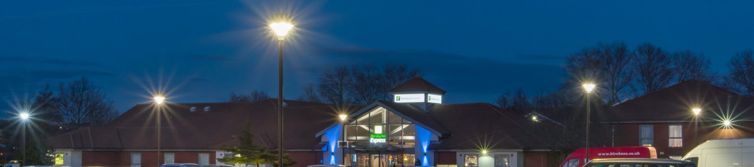 Tamlite.HIEX.PortsmouthNorth.2.18 Night scene at the Holiday Inn Portsmouth featuring LED street lanterns